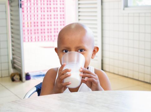 Criança assistida tomando suplemento nutricional